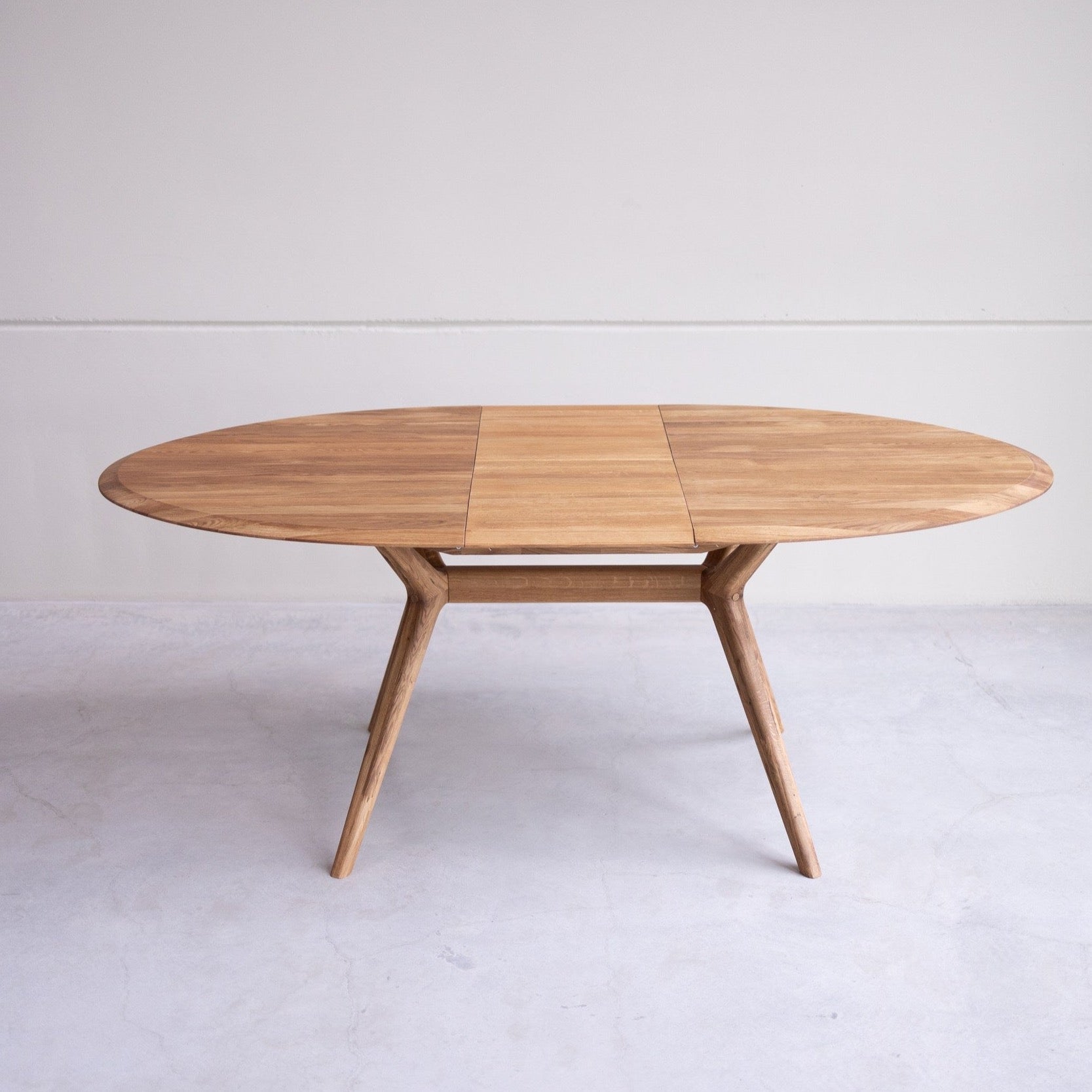 Table extensible ovale en bois massif de chêne Carmen